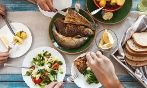 Jakie surówki pasują do ryby smażonej? Odkryj najlepsze smaki
