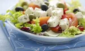 Jaki ser feta do sałatki greckiej - wybierz najlepszy smak i jakość