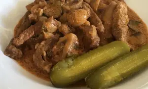 Jak kroić wołowinę na strogonowa, by uniknąć twardego mięsa