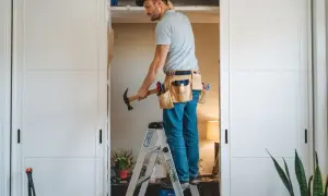 Jak zdemontować drzwi przesuwne w szafie komandor bez problemów