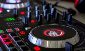Jaka konsola DJ na początek? Oto najlepsze modele dla początkujących