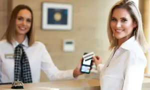 Ile zarabia pracownik hotelu? Zaskakujące różnice w wynagrodzeniach