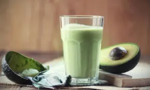 Zdrowy koktajl z awokado i banana, który zachwyci Twoje podniebienie