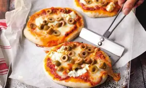 Jakie sery do pizzy 4 sery, aby uniknąć nudnych smaków?
