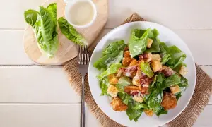 Ile kcal ma sałatka Cezar? Zaskakujące fakty o kaloryczności!