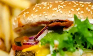 Ile kcal ma burger? Sprawdź, jakie kalorie kryją się w ulubionych burgerach