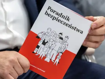 Poradnik bezpieczeństwa z rysunkami ludzi i psa. Edukacja dla bezpieczeństwa to klucz do ochrony.