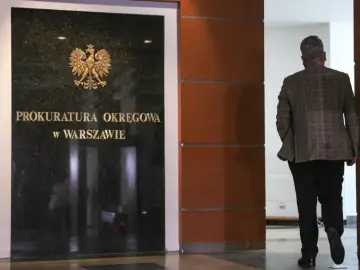 Mężczyzna w garniturze wchodzi do Prokuratury Okręgowej w Warszawie. Protokół powypadkowy sporządza się w terminie nie późniejszym niż.