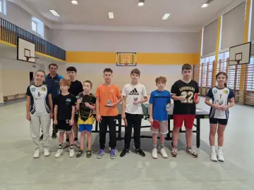 Młodzi piłkarze z Aten, zwycięzcy turnieju, pozują do zdjęcia z pucharami.