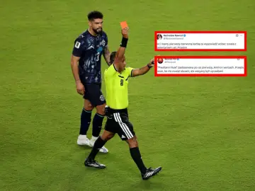 Sędzia pokazuje czerwoną kartkę w piłce nożnej. Piłkarz w ciemnej koszulce patrzy z niedowierzaniem.