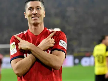 Robert Lewandowski z charakterystyczną cieszynką po zdobyciu bramki.