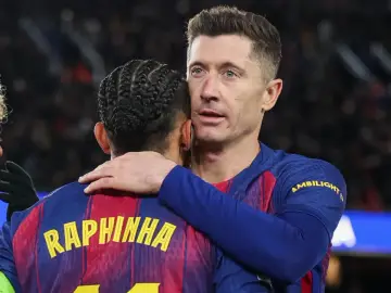 Robert Lewandowski obejmuje Raphinhę. Obaj piłkarze FC Barcelony, którzy mogą zapisać się w historii La Liga.