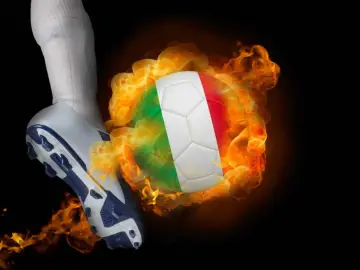 Piłkarz kopie piłkę z flagą Włoch, otoczoną płomieniami. Symbolizuje to pasję i siłę włoskiego klubu piłkarskiego.