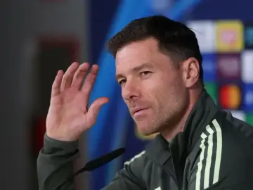 Xabi Alonso, potencjalny trener Chelsea, podczas konferencji prasowej.