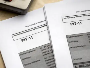 Dwa formularze PIT-11 leżą obok siebie, gotowe do wypełnienia. To ważny krok w planowaniu przyszłości, w tym emerytury kapitałowej.