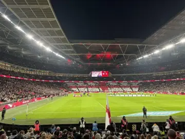 Stadion Wembley podczas meczu, tłumy kibiców tworzą biało-czerwone mozaiki. Emocje jak na najlepszych ligach angielskich.