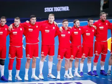 Drużyna Polski w piłce ręcznej w czerwonych strojach, gotowa do walki. Kiedy następny mecz polski w piłce ręcznej?