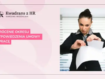 Kobieta w garniturze rozdziera dokument. Temat: skrócenie okresu wypowiedzenia umowy o pracę.
