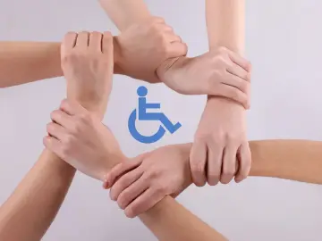 Dłonie splecione w okręgu, symbol osoby na wózku inwalidzkim. Wsparcie i solidarność w drodze do zdrowia, idealne na urlop rehabilitacyjny.