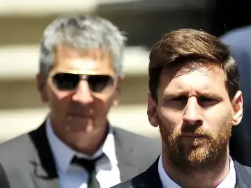 Jorge Messi, ojciec Lionela, w okularach przeciwsłonecznych obok syna.