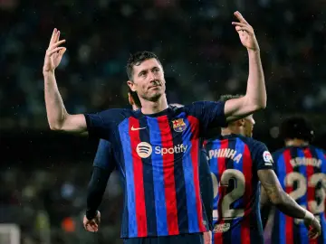 Robert Lewandowski, lider klasyfikacji strzelców La Liga, świętuje bramkę.