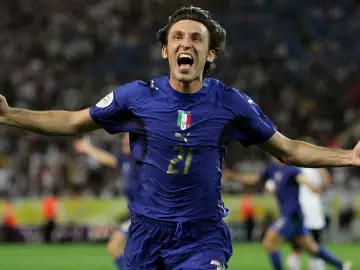 Piłkarz w niebieskiej koszulce reprezentacji Włoch z numerem 21, Andrea Pirlo, świętuje bramkę. Ile lat ma Pirlo?