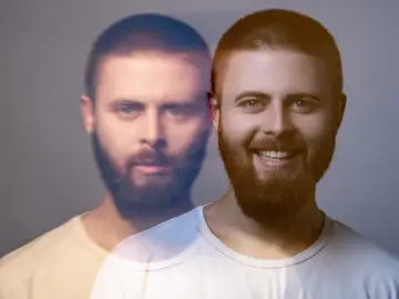 Dwóch mężczyzn, jeden z uśmiechem, drugi z poważną miną, jakby w stanie manii.