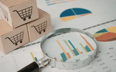 Cajas con carritos de compra y gráficos. Analizando cuánto cuesta hacer una página web para tu negocio.