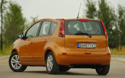 Pomarańczowy Nissan Note, gotowy na nissan note wymiana żarówki przód.