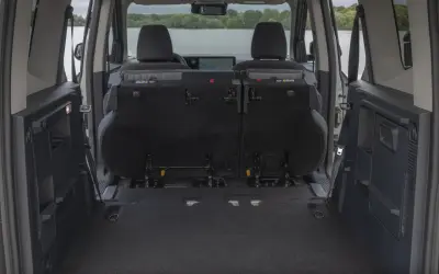 Bagagliaio del Ford Tourneo Courier con sedili posteriori abbassati, mostrando le dimensioni interne per un carico ottimale.