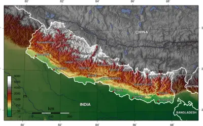 Mapa fizyczna Nepalu, ukazująca jego położenie między Chinami a Indiami, z zaznaczonymi szczytami i miastami.