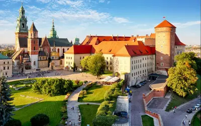 Wawel, krakow castle, z czerwonymi dachami i zielonymi ogrodami, lśni w słońcu.