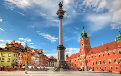 Kolumna Zygmunta i Zamek Królewski na Placu Zamkowym. Ciekawe ciekawostki o Warszawie czekają na odkrycie w tym historycznym miejscu.