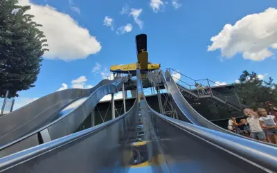 Riesige Rutschenanlage mit Flugzeug-Thema, ein tolles Ziel für Ausflugsziele Oberbergischer Kreis mit Kindern.