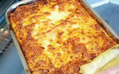 Lasagne maison dorée et gratinée, prête à être dégustée. Un délice pour la conservation des bons moments.