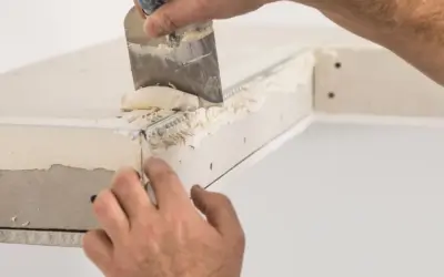 Nakładanie gładzi na narożniki aluminiowe, by je wzmocnić i wygładzić.