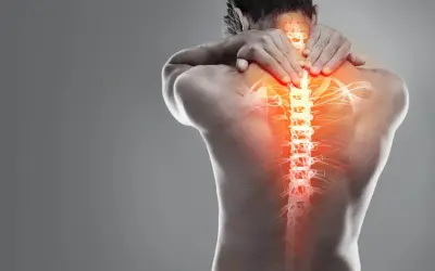 Uomo con mani sul collo e schiena, evidenziata la colonna vertebrale con zone rosse di dolore, indicando una contrattura dorsale.