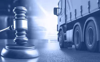 Młotek sędziowski i ciężarówka. To może być co to jest odpis wniosku w sprawie transportu.
