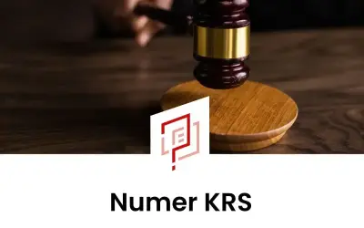 Młotek sędziowski na drewnianym stole. Logo i napis "Numer KRS" sugerują, że chodzi o liczbę cyfr w numerze KRS.