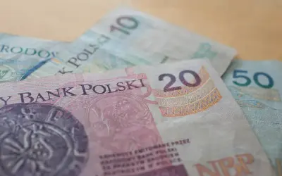 Polskie banknoty 10, 20 i 50 zł. Idealne na wynagrodzenie za urlop i wakacyjne wydatki.