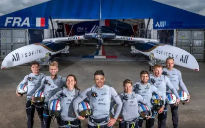 L'équipe française du SailGP France pose fièrement devant son catamaran, prête à conquérir les océans.