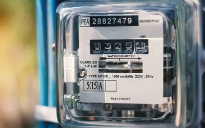 Licznik energii elektrycznej z widocznym odczytem 83254. Czyżby to zapowiedź dziwnie wysokiego rachunku za prąd?
