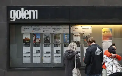 Cartelera del cine Golem, con anuncios de películas y un cartel de "La Fiesta del Cine" en Zaragoza.