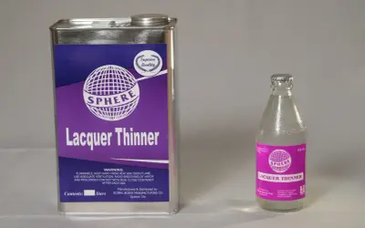 Puszka i butelka z napisem "Lacquer Thinner" - benzyna lakowa do rozcieńczania lakierów.
