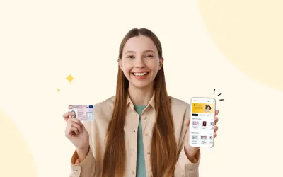 Uśmiechnięta dziewczyna trzyma dowód osobisty i smartfon z aplikacją do zdjęć do dowodu.