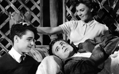 Buntownik z wyboru obsada: James Dean, Natalie Wood i Sal Mineo w scenie z filmu.