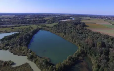 Malownicze, dzikie wody sportowe, idealne na łowisko karpiowe. Otoczone bujną zielenią, z dala od cywilizacji.