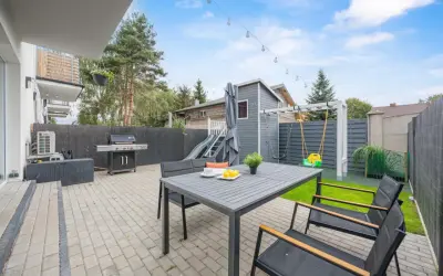 Ogród z placem zabaw i grillem, idealny na letnie wieczory w Grodzisku Mazowieckim.