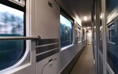 Korytarz pociągu PKP, podróż z Lublina do Kołobrzegu. Widok na okna i drzwi wagonu.