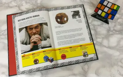 Historia Kostki Rubika: Erno Rubik i jego wynalazek. Dowiedz się, jak ułożyć kostkę Rubika, poznając jej historię i ewolucję.